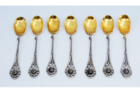 Conjunto de sete colheres em prata com relevo de flor da pega e concha dourada